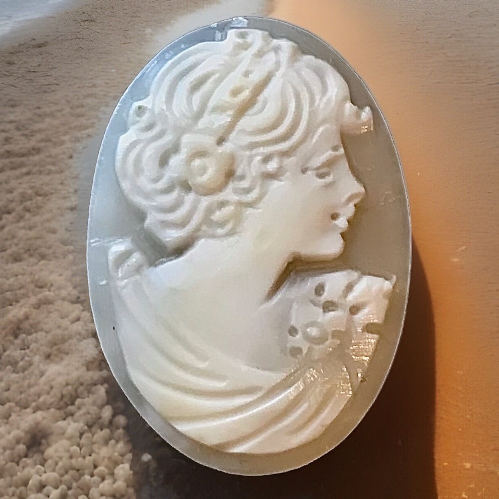 Vintage Genuine Loose Right Facing Hand Carved Sea Shell Female Cameo OOAK Case